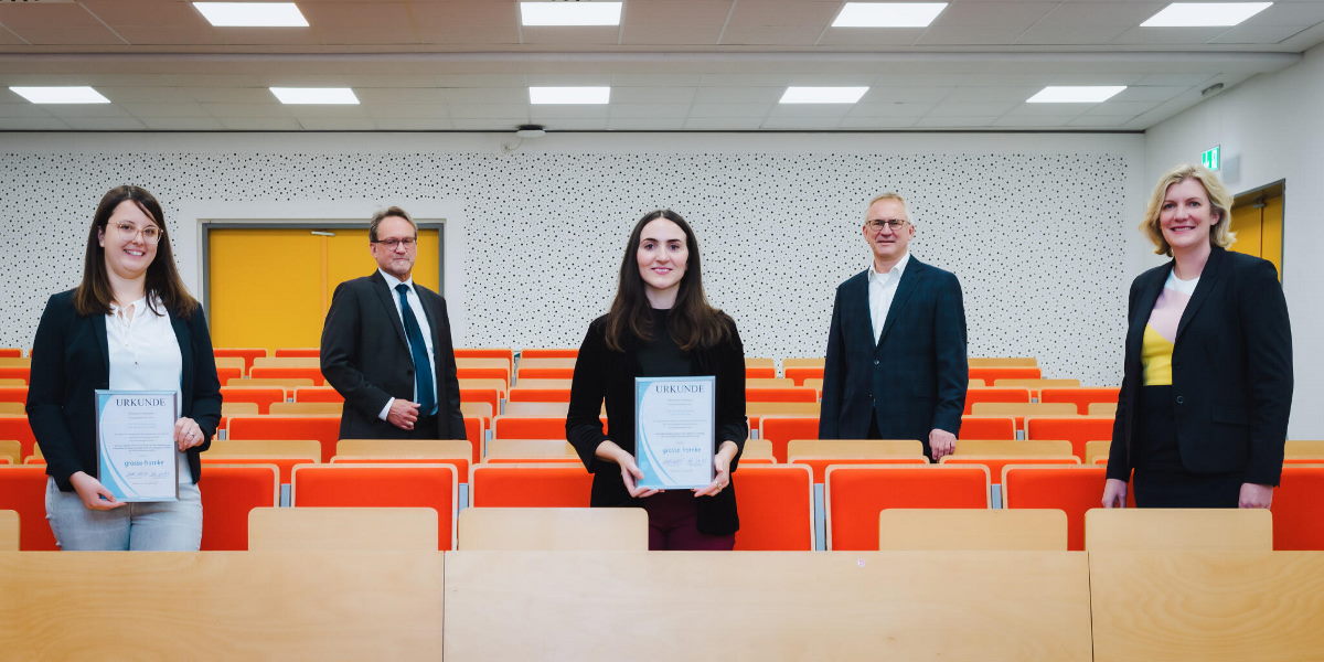 Masterabsolventinnen bei der Verleihung des Münsteraner Studienpreises Wirtschaftschemie 2021